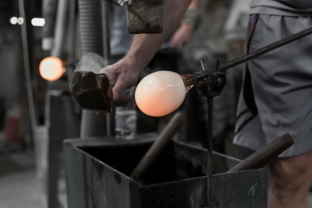 ręczna produkcja kloszy szklanych do lamp