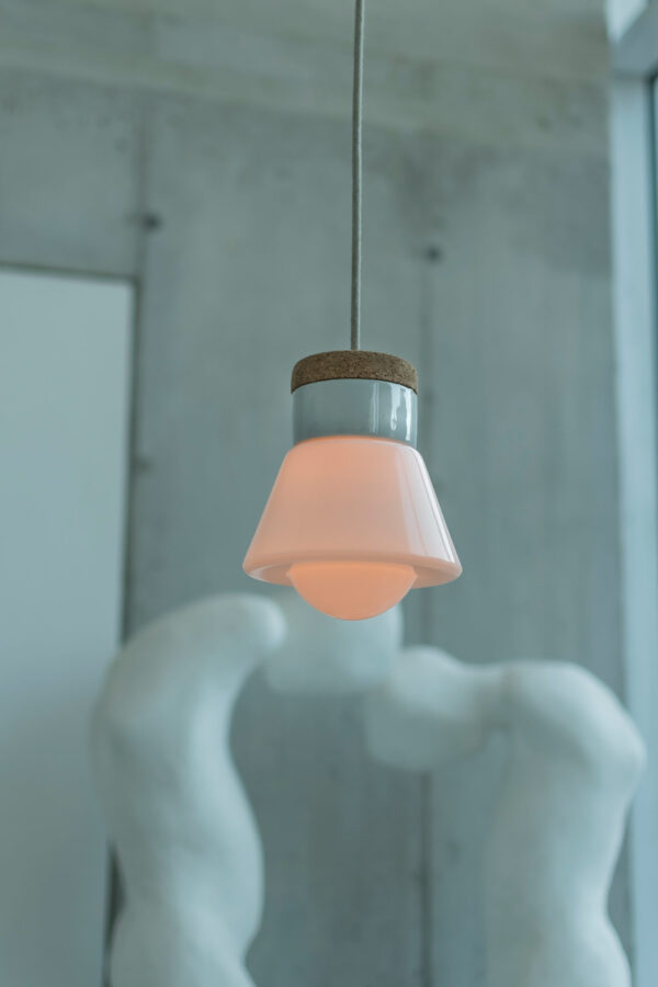 mała wisząca lampa korkowa Dzwonek ze szklanym kloszem 1
