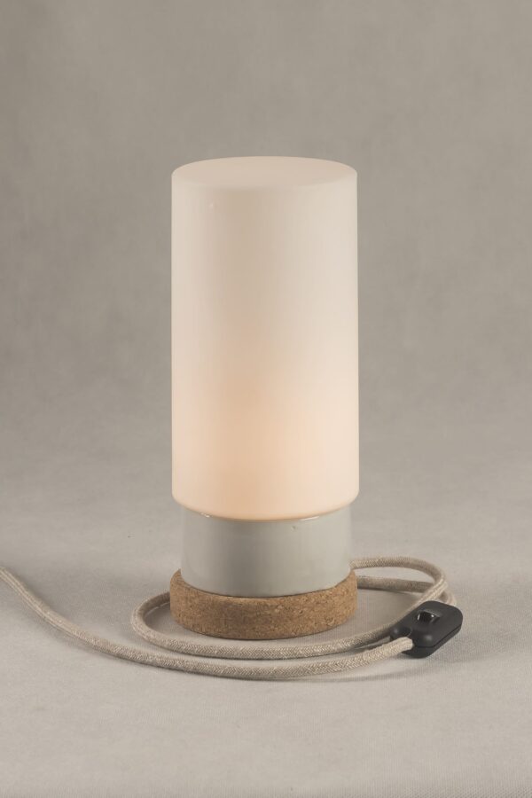 Mała stołowa lampka korkowa ze szklanym białym kloszem Cylinder 2