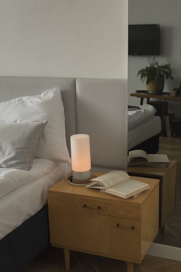 Mała stołowa lampka korkowa ze szklanym białym kloszem Cylinder