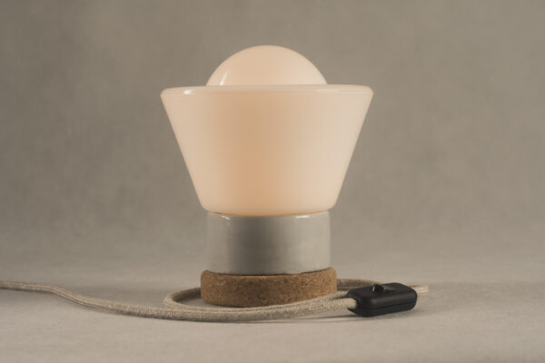 Mała stojąca lampka korkowa ze szklanym kloszem Dzwonek 3